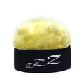 Detailansicht der gelben Plüschperücke und des schwarzen Strickbunds mit zzz-Stickerei - Schwarzer Hintergrund + Gelb