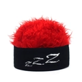 Detail der Strickmütze mit rotem Kunstpelzbesatz und weißem ZZZ-Stickmuster - Schwarzer Hintergrund + Rot