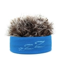 Detailansicht eines blau gestrickten Stirnbandes mit zzz-Muster und brauner Perücke - Hellblaue Grundfarbe + Kaffeefarbe