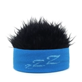 Nahaufnahme des blauen Strick-Stirnbands mit ZZZ-Muster und schwarzer flauschiger Perücke - Hellblaue Grundierung + Schwarz