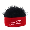 Detail eines roten Stirnbands mit weißer ZZZ-Stickerei und schwarzem Kunsthaar-Top - Roter Hintergrund + Schwarz