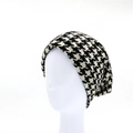 Berretto in maglia con classico motivo pied de poule bianco e nero per l'autunno e l'inverno - Pied de Poule Bianco Beige