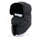 Detail der schwarzen Uschanka mit Kunstfellfutter und abnehmbarer Maske für den Winter - Uschanka Und Maske / Grau