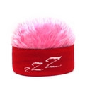 Detail von rosa Kunstpelz und roter Strickmütze mit weißer ZZZ-Stickerei - Roter Hintergrund + Rosa