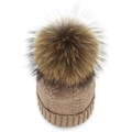 Bonnet en tricot torsadé marron clair pour femme avec grand pompon en fourrure - café
