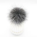 Dettaglio ravvicinato del berretto in maglia bianca con soffice pompon in pelliccia - Adulto / Bianco