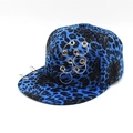 Gorra de béisbol con estampado de leopardo azul y negro con anillos de metal plateado - Ajustable / Azul