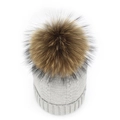 Détail du bonnet en tricot gris clair avec un grand pompon moelleux en fourrure marron - Gris