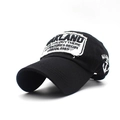 Primer plano detallado del bordado vintage de Oakland en gorra de béisbol negra - Ajustable / Negro