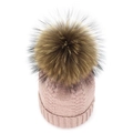 Détail du bonnet en maille torsadée rose avec pompon en fourrure de raton laveur - Mauve Clair
