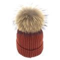 Dettaglio del berretto in maglia caramello con grande pompon e trama a coste spesse - M (56-58cm) / Caramello