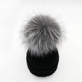 Berretto in maglia a coste nere con un grande pompon in vera pelliccia di volpe grigia - Nero