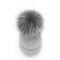 Berretto in maglia grigia da donna con risvolto e un grande pompon in vera pelliccia - Grigio chiaro