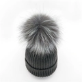 Berretto in maglia a coste grigio scuro per donna con un grande pompon grigio - grigio scuro