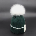 Berretto in maglia verde scuro con pompon di pelliccia bianca e motivi a onde - Bambini / Verde