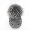 Damen Strickmütze in Grau mit großem flauschigem Silberfuchspelz-Bommel für Winter - Mittelgrau