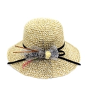 Détail d'un chapeau de paille beige avec fleurs en dentelle grise et voile en résille - Beige