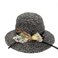 Détail d'un chapeau de soleil en paille avec dentelle beige et ruban en soie noir - Noir