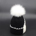 Berretto in maglia bianco e nero per l'inverno con un grande pompon di pelliccia bianca - Bambini / Nero