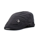 Détail de la casquette noire montrant le logo AJ en métal et la boucle de réglage arrière - Gris
