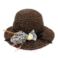 Détail d'un chapeau de paille orné d'un nœud en dentelle et de fleurs artificielles - Café Foncé