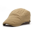Détail d'une casquette plate en coton kaki avec matelassage losange et boucles noires - Réglable / Poche zippée