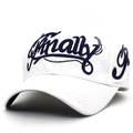 Berretto da baseball bianco con ricamo 'Finally' blu navy sul davanti e visiera curva - Taglia Unica (Adulto) / Bianco