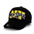 Detail der gelben NY-Applikation und New York Stickerei auf schwarzer Baseballkappe - Verstellbar / Schwarz