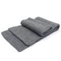 Dettaglio della sciarpa in maglia grigio scuro per bambini con trama in lana spessa - grigio medio