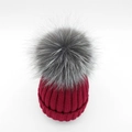 Berretto in maglia rosso vino da donna con un grande pompon di pelliccia grigia - Adulto / Borgogna