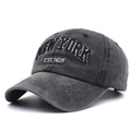 Dettaglio del ricamo New York EST. 1625 su cappello da baseball in cotone lavato - Regolabile / Nero