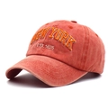 Dettaglio del cappellino New York rosso mattone con ricamo arancione in rilievo - Regolabile / Arancione