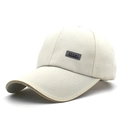 Détail d'une casquette beige avec badge SPORT et texture en toile de coton - Réglable / Blanc Cassé