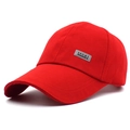 Détail rapproché de la casquette rouge en coton avec écusson latéral sport série - Réglable / Rouge