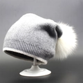 Berretto in maglia grigia con pompon in pelliccia bianca e dettagli sui bordi - M / Grigio