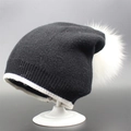 Berretto classico in maglia nera con grande pompon in finta pelliccia bianca e risvolto - M / Nero