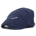 Vue détaillée de la casquette plate bleu marine avec logo sports et surpiqûres - Réglable / Bleu Marine
