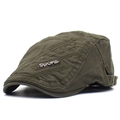 Dettaglio del berretto newsboy verde militare con stemma in metallo SPORTS e cuciture - Regolabile / Verde Militare