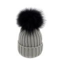Dettaglio del cappello in maglia grigio con trama a coste e grande pompon nero in ecopelliccia - Cappello Grigio Chiaro Pompon Nero