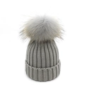 Dettaglio del berretto in maglia grigia con pompon soffice e trama a costine spesse - Cappello Grigio Chiaro Pompon Grigio Chiaro