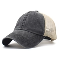 Cappello trucker retrò in cotone grigio con rete beige mostrato da un angolo di 45 gradi - Nero