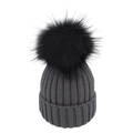 Dettaglio del berretto in maglia grigio scuro con pompon nero e trama a coste spesse - Cappello Grigio Scuro Pompon Nero