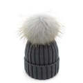 Dettaglio del berretto in maglia grigio scuro con un grande pompon di pelliccia grigia - Cappello Grigio Scuro Pompon Grigio Chiaro