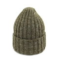 Gros plan du bonnet en tricot vert foncé montrant la texture côtelée et l'aspect doux - Vert clair