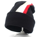 Berretto in maglia nera invernale con strisce rosse e bianche e bordo con risvolto - M (56-58cm) / Nero