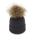 Berretto invernale in maglia nera da donna con grande pompon in pelliccia di procione marrone - M (56-58cm) / Nero