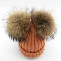 Gorro de punto naranja coral para mujer con dos pompones grandes de piel natural suave - Naranja