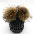 Detalle de gorro de punto gris oscuro con dos pompones grandes de piel sintética - Gris oscuro