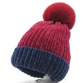 Detailaufnahme der burgunderroten und dunkelblauen Chenille-Strickmütze mit Bommel - Roter Bommel + Rot