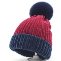 Detailansicht der Chenille-Strickmütze mit vertikalen Rippen und Kontrastfarbentextur - Marineblauer Bommel + Rot